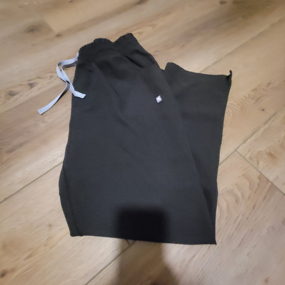 Black Figs Pants.